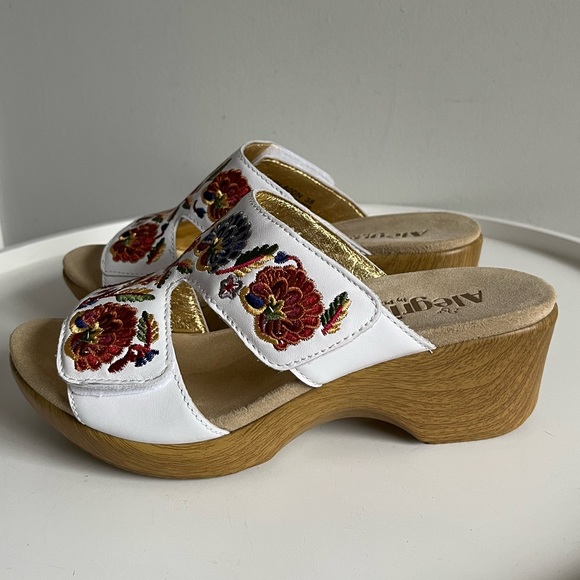Alegria Embroidered Leather Wedge Sandals Size 8-8.5 - Picture 3 of 10